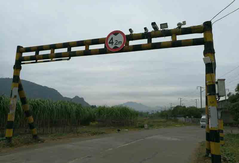 固原对开式限高架